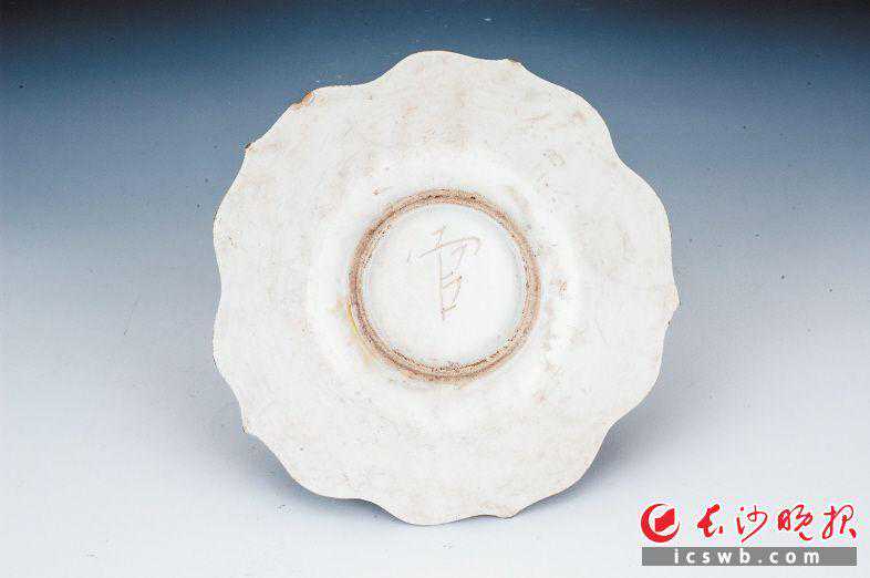 馆藏 | 定窑“官”字款瓷碟：宛若莲花开