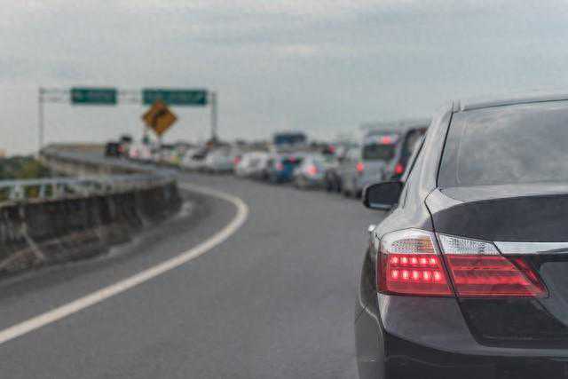 前车无标识，后车误操作，两辆车追尾酿悲剧！