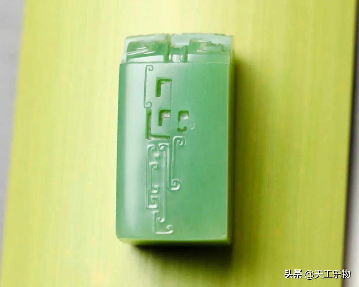 反向操作的“另类”碧玉！俄碧老坑料巧雕“古韵”！