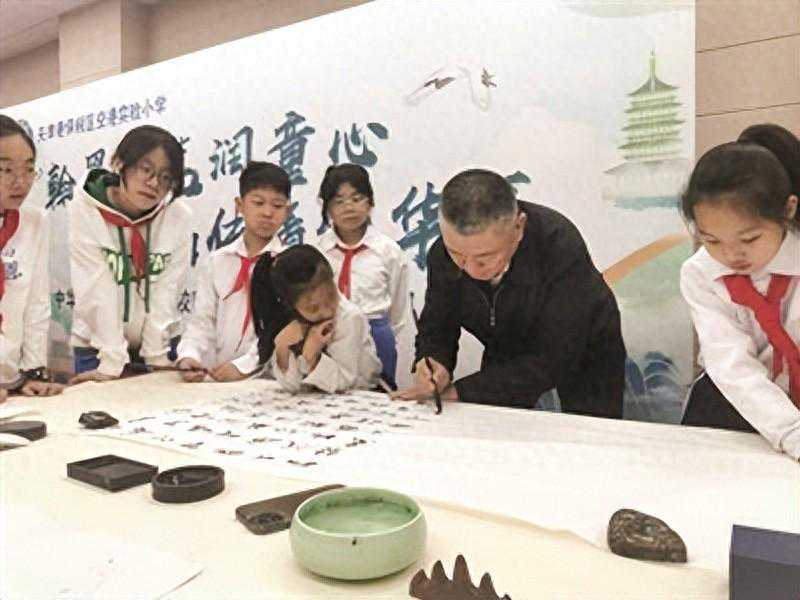 空港实验小学开展“书画名家进校园”活动 空港实验小学开展“书画名家进校园”活动