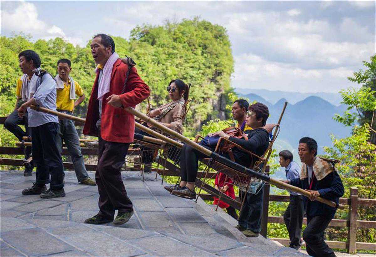 悬崖绝壁山村，走出年收入近10万的峡谷轿夫