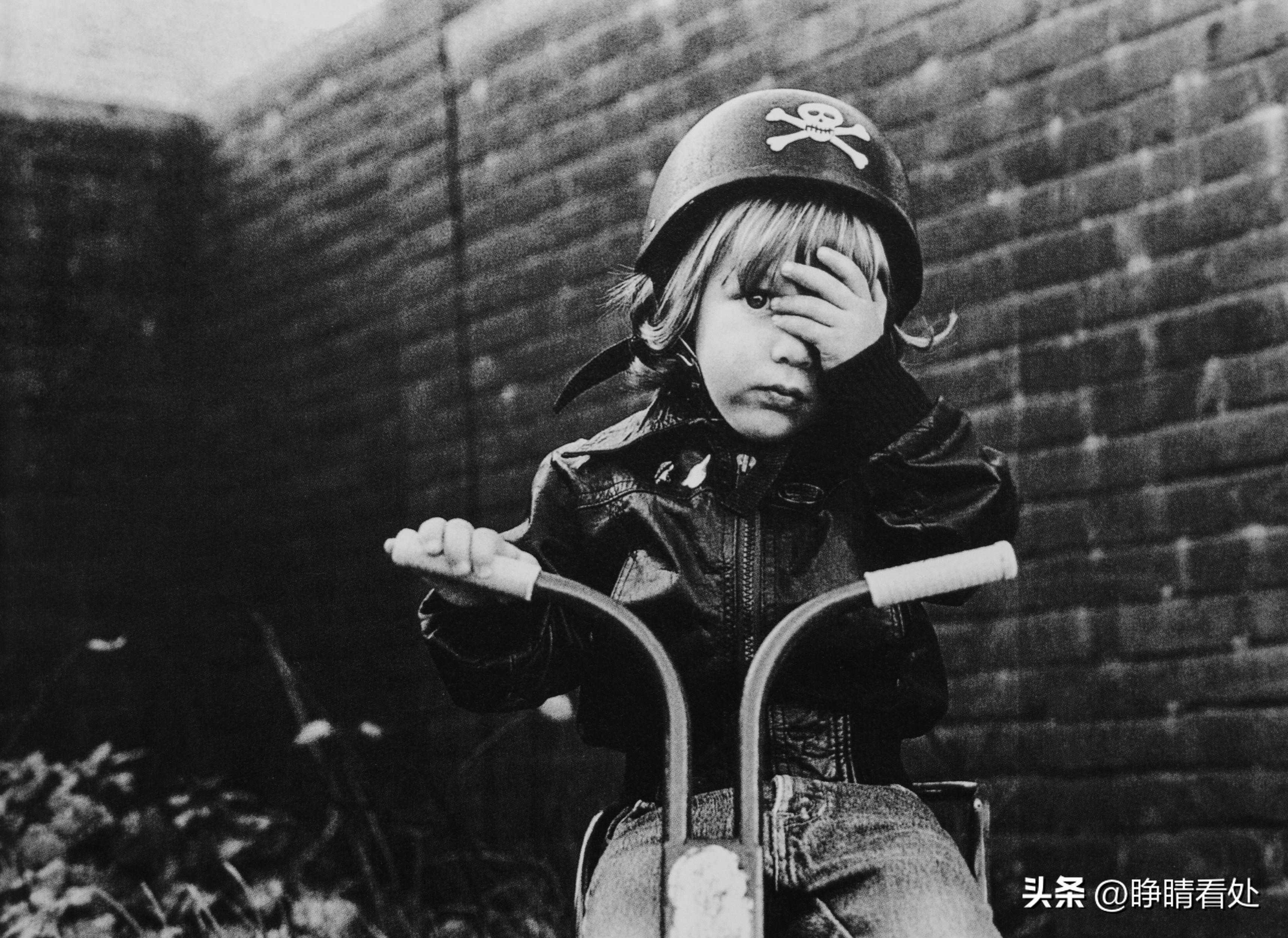 一位相机收藏迷和镜头中的孩子们 一位相机收藏迷和镜头中的孩子们