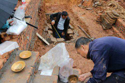 四川青神发现宋墓 出土完整四耳瓶