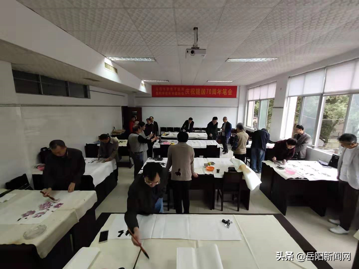 岳阳老年书画家挥毫庆国庆