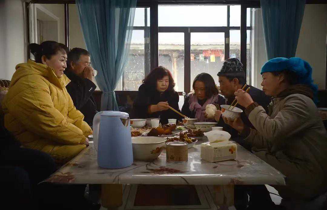 全剧句句不提苦，却苦出天际，句句不提爱，却爱入骨髓