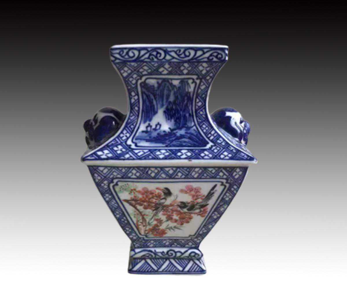 清道光 青花粉彩双兽耳四方尊瓶 清道光 青花粉彩双兽耳四方尊瓶