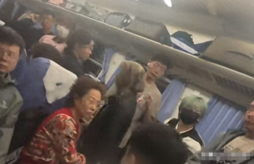 醉酒大爷火车上见色起意，朝女孩伸“咸猪手”，男子做法大快人心