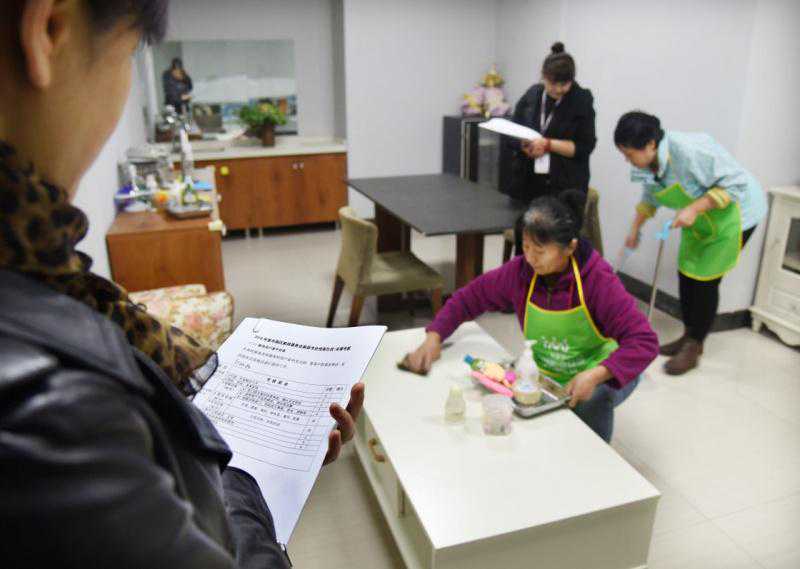 冲上热搜！家政大妈找高薪工作，交几千元培训费，却待业在家