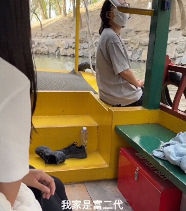 比慈禧还嚣张？女孩在圆明园湖中泡脚，自称16岁富二代，无人能管