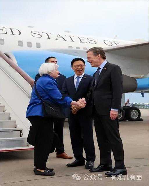 耶伦背着斜挎包来了 耶伦背着斜挎包来了