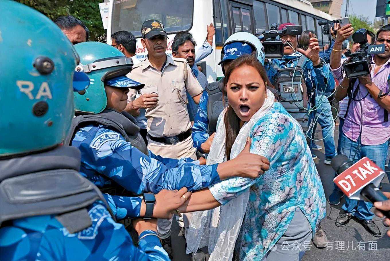 打压异见，莫迪老仙不容置疑！