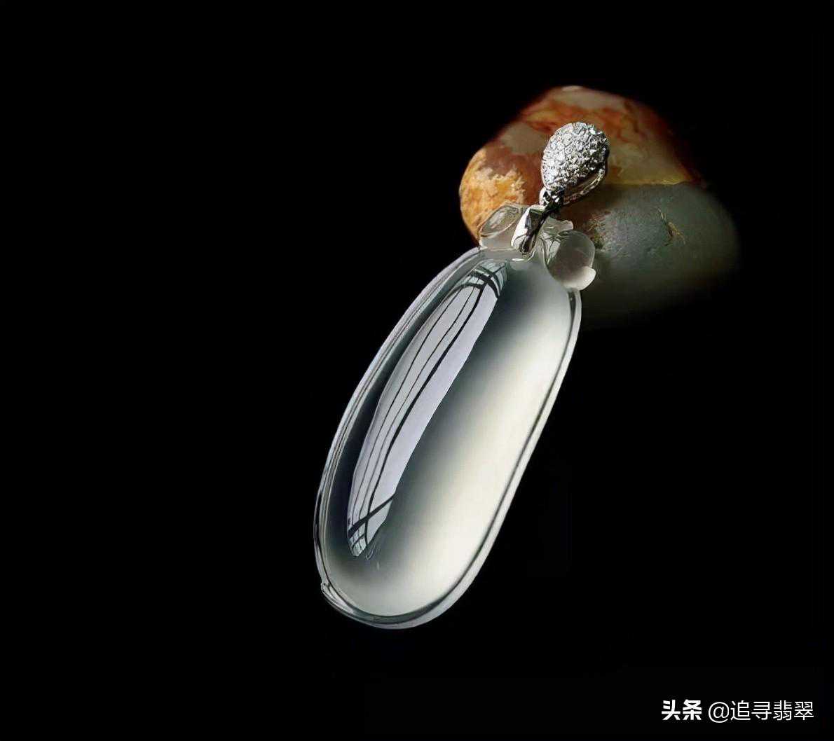 翡翠起荧光是什么意思？正确认识翡翠的起光现象