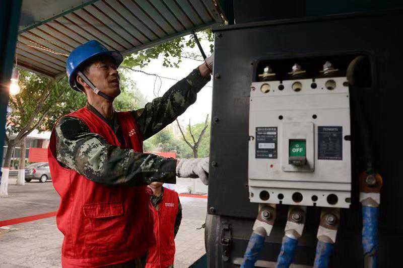 乐亭供电“光明行”共产党员服务队撒播“爱的光明” 乐亭供电“光明行”共产党员服务队撒播“爱的光明”