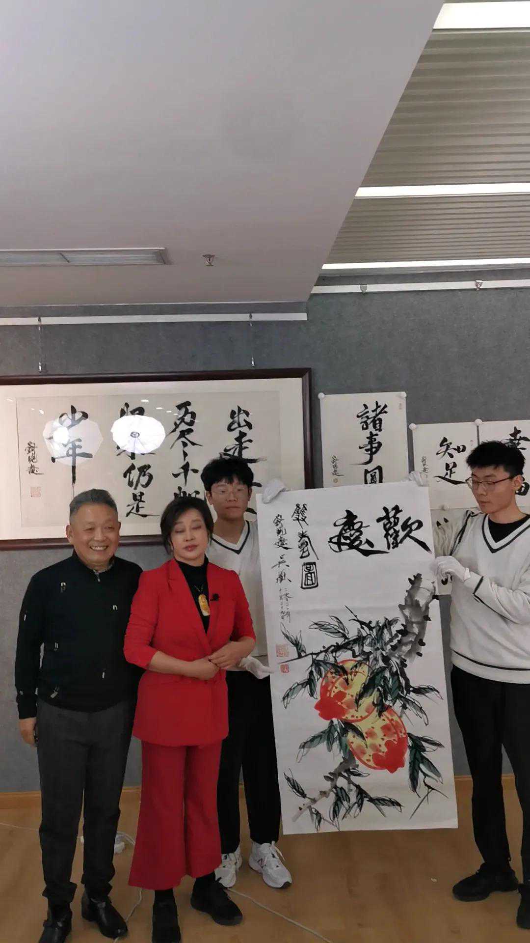 著名画家吴欢先生与著名影星刘晓庆相遇合作一幅《欢庆双寿图》