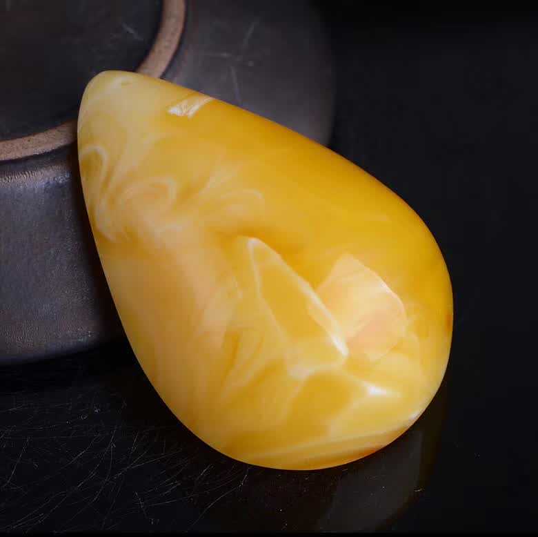 琥珀和蜜蜡，到底哪个更好？