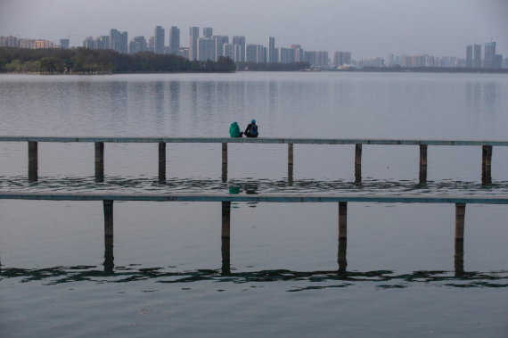 “拾城记疫”纪实摄影展回望抗疫期间平凡中的感动