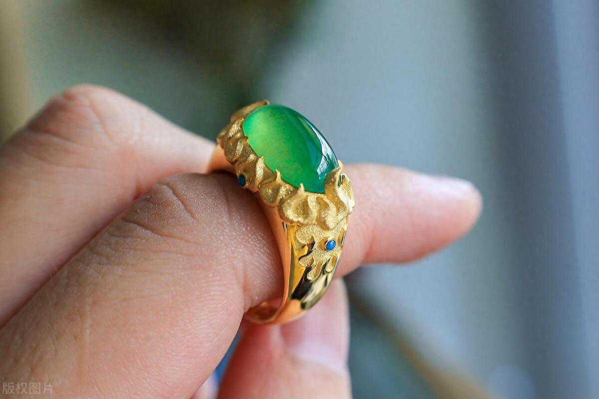 玻璃种翡翠戒指价格分析 玻璃种翡翠戒指价格分析