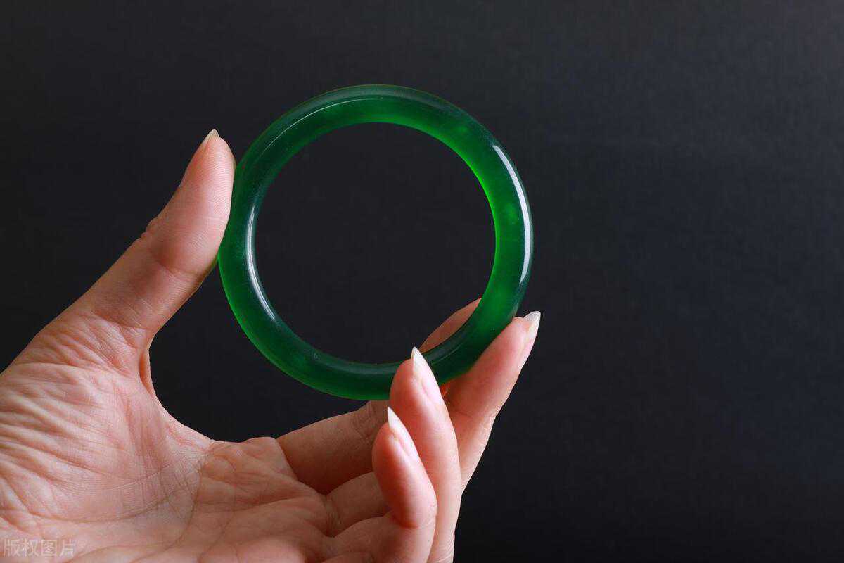 学会自己估价，你的翡翠手镯值多少钱