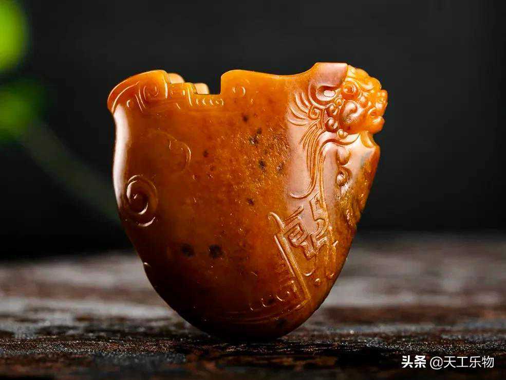 掏膛巧雕的籽料“玉爵”！匠心巧思还是迫不得已？