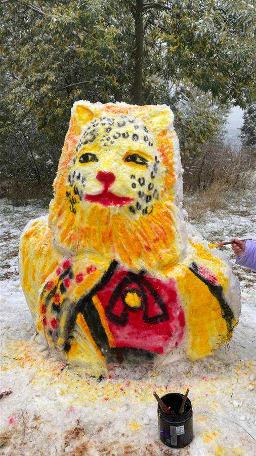 云南一小伙堆绘金钱豹雪人,当事人:希望大家金钱暴富 云南一小伙堆绘金钱豹雪人,当事人:希望大家金钱暴富