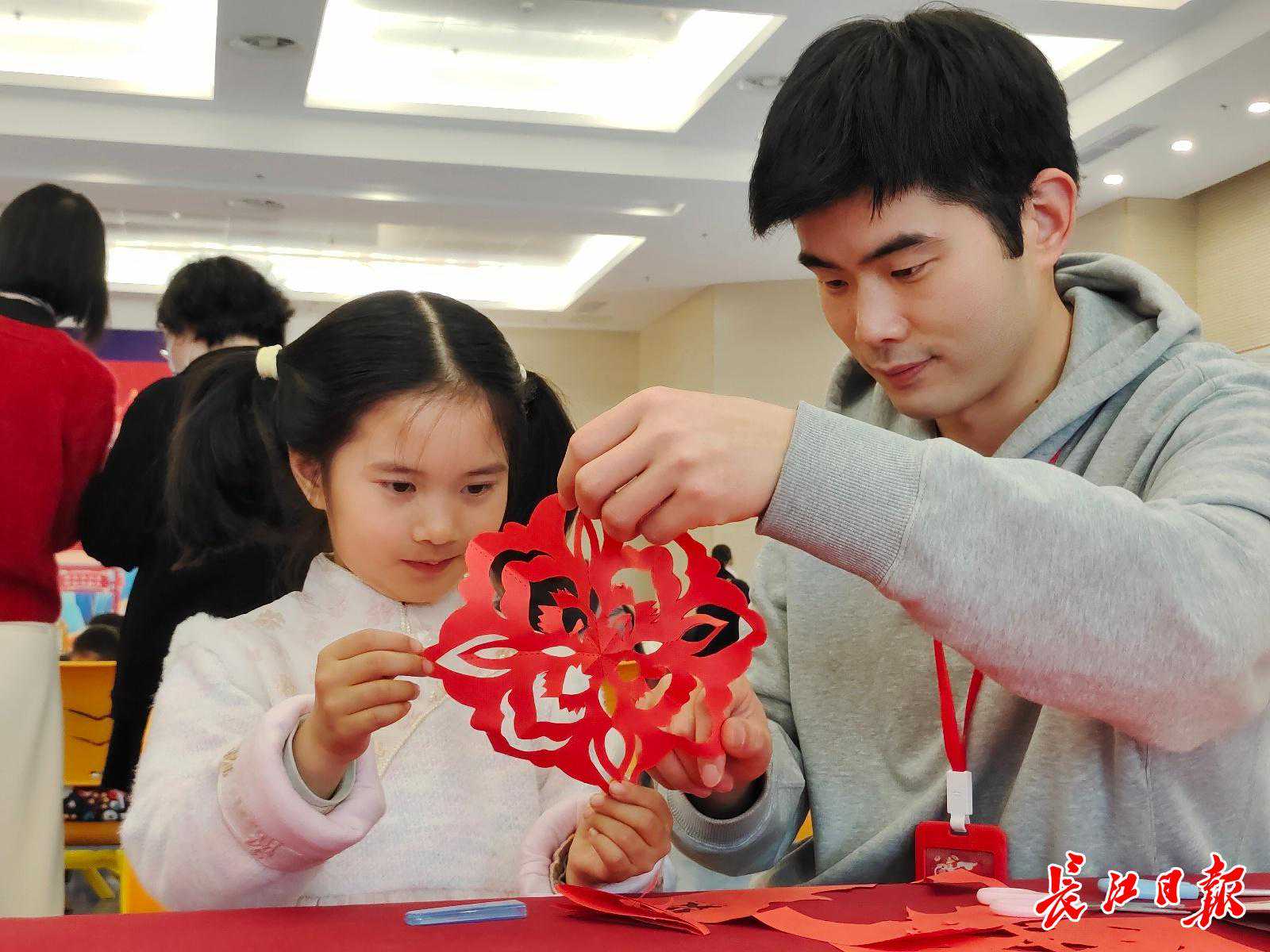 小志愿者写福字送小患儿，“心情好了病也好得快”