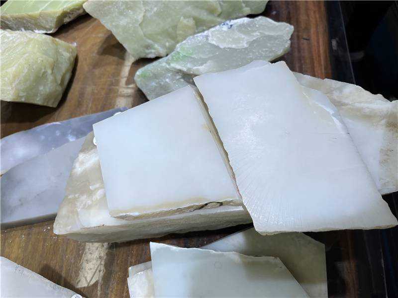 和田玉里顶级山料是什么行情?这种料30万一公斤也很难买到…… 和田玉里顶级山料是什么行情?这种料30万一公斤也很难买到……