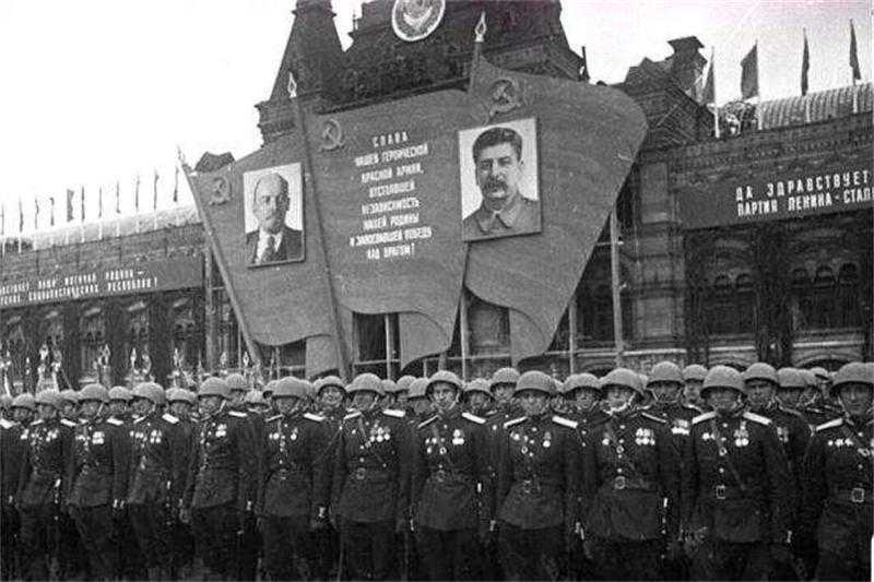 苏联解体，俄罗斯分得17500枚核弹，哈萨克斯坦1410枚，乌克兰呢