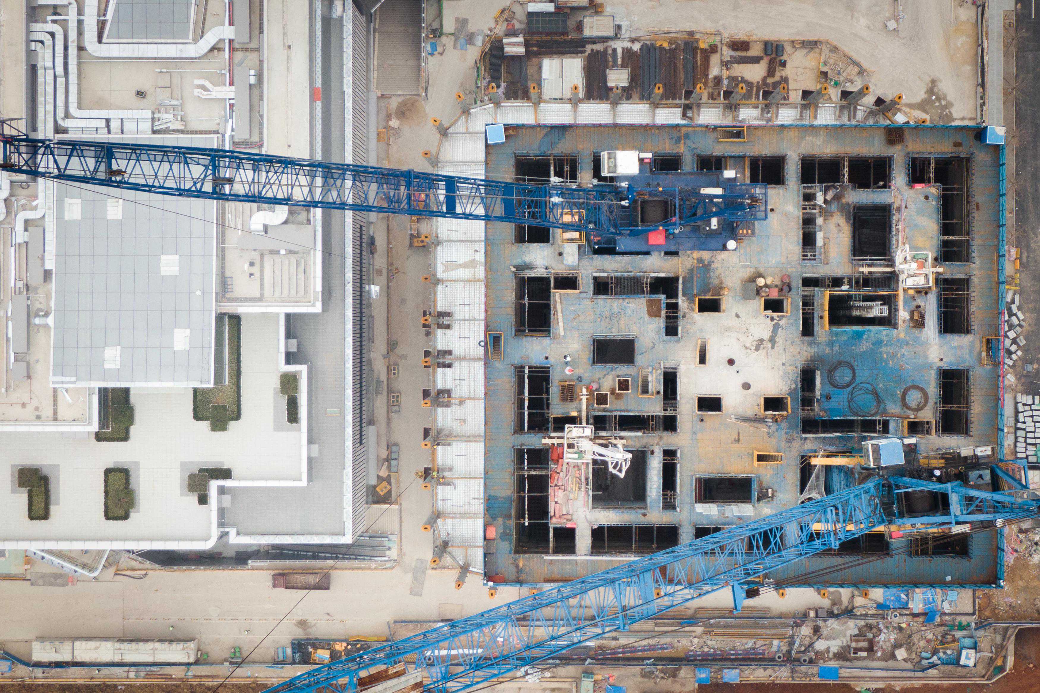 让露天工地变室内“工厂”，探秘空中作业的“造楼机”