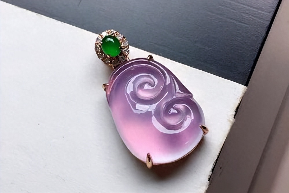 你以为的紫罗兰翡翠，很可能是紫玉髓，要小心了！
