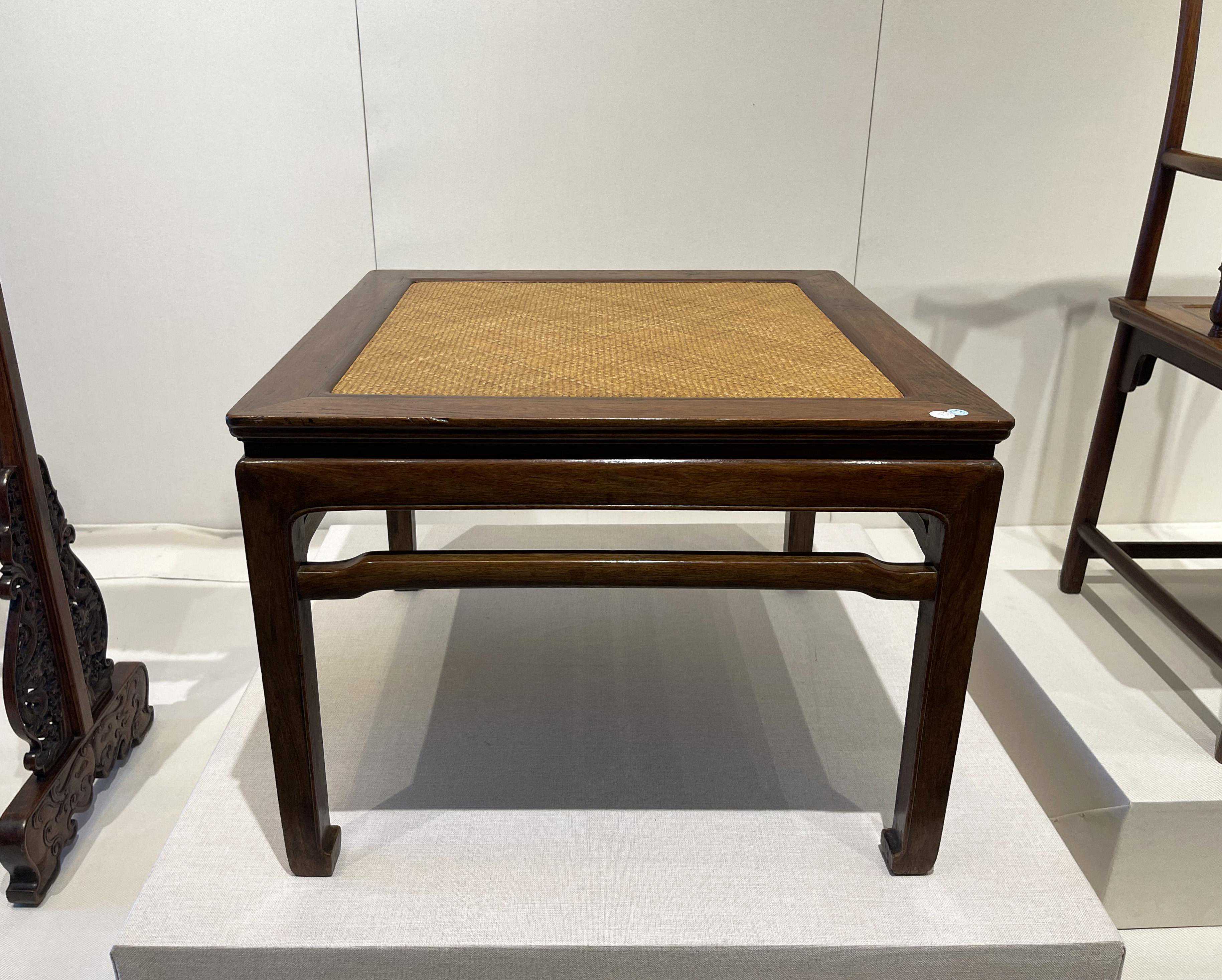 浅淡金黄、质地细腻，洪氏禅凳具有海黄糠梨特点