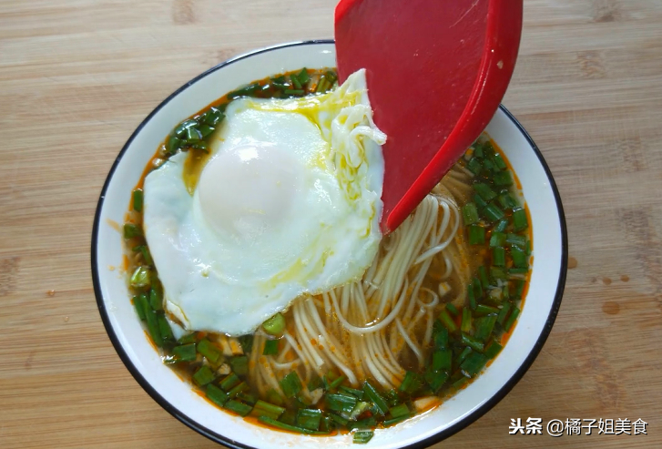 这才是“面条”做好吃的做法,酸辣过瘾,做法简单又快速,收藏了 这才是“面条”做好吃的做法,酸辣过瘾,做法简单又快速,收藏了