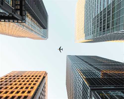 电线短路引发火灾 民警拎起灭火器冲向火场 电线短路引发火灾 民警拎起灭火器冲向火场
